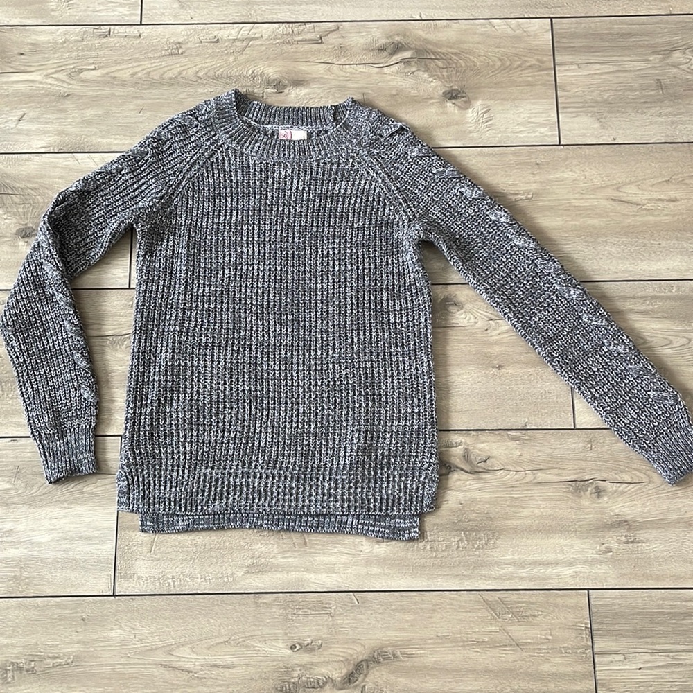 SO Women’s V-Neck Sweater Size S
